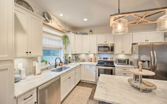 2 Mi to Downtown: Luxe Greenville Retreat!