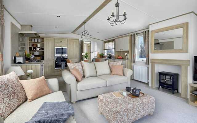 Captivating Bluebell Lodge 2-bed Cotswolds Caravan