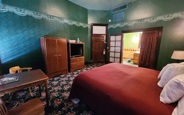 Historic Iron Horse Inn
