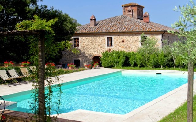 Modern Farmhouse in Rapolano Terme with Swimming Pool