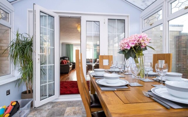 House With Sauna, hot Tub, gym & Parking