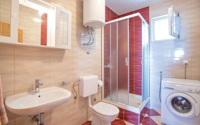 Beautiful Home in Makarska With Wifi and 2 Bedrooms
