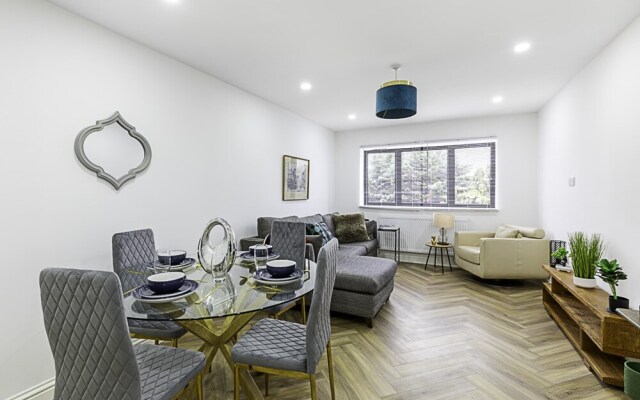 Spacious and Beautiful Apartment In Hanwell