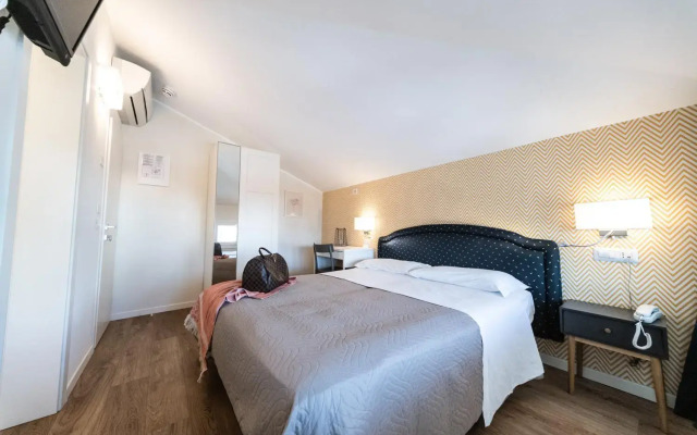 Hotel Kiss