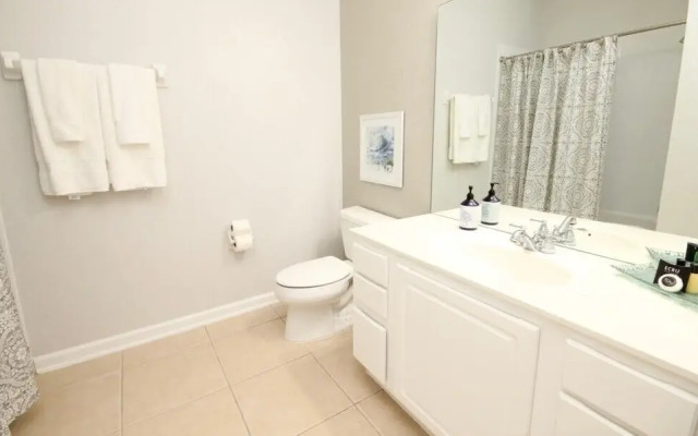 Lakeview Fantasy New! 3 Bedroom Condo by RedAwning