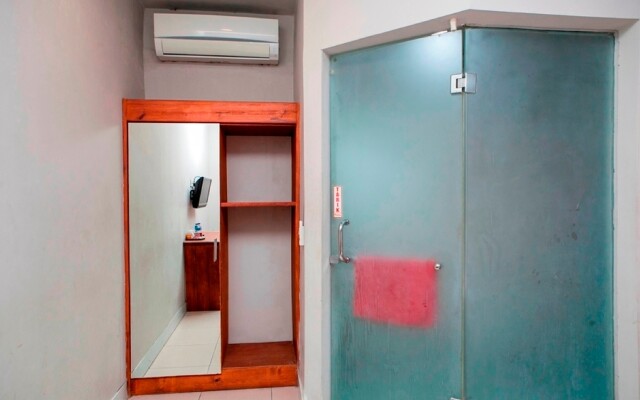 RedDoorz Plus near Asia Afrika 3