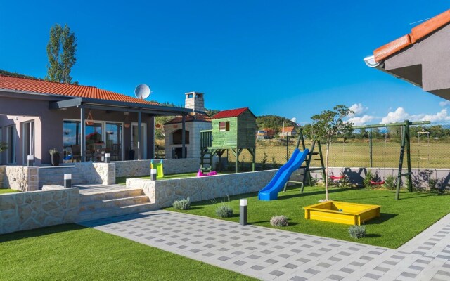 Amazing Home in Siveric with Hot Tub, Sauna & WiFi