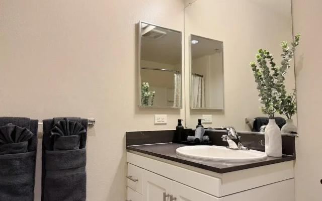NEW LA Home W Pool GYM Parking 10 Min to Cedars