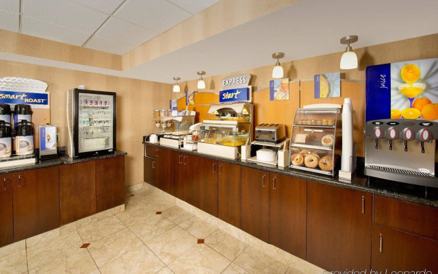 Holiday Inn Express Fairfax - Arlington Boulevard by IHG