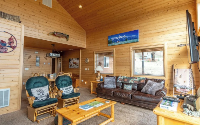 Cozy Henrys Lake Escape - 20 Miles to Yellowstone!