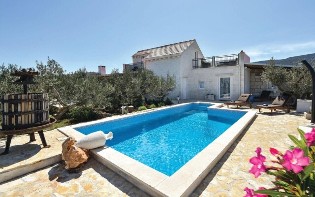 Amazing Home in Pucisca With 3 Bedrooms, Wifi and Outdoor Swimming Pool