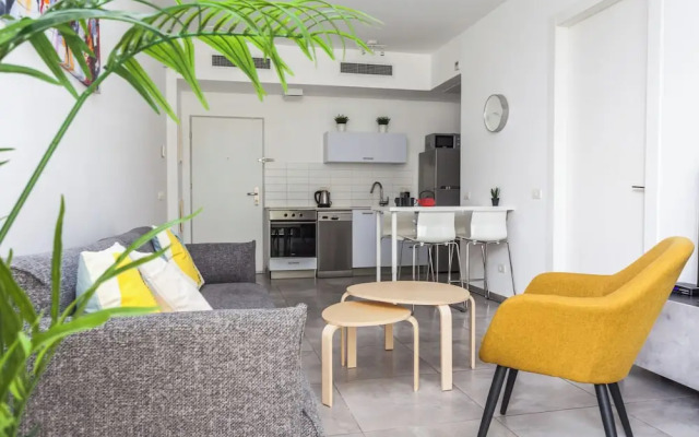 Modern Apartment Walking from the beach