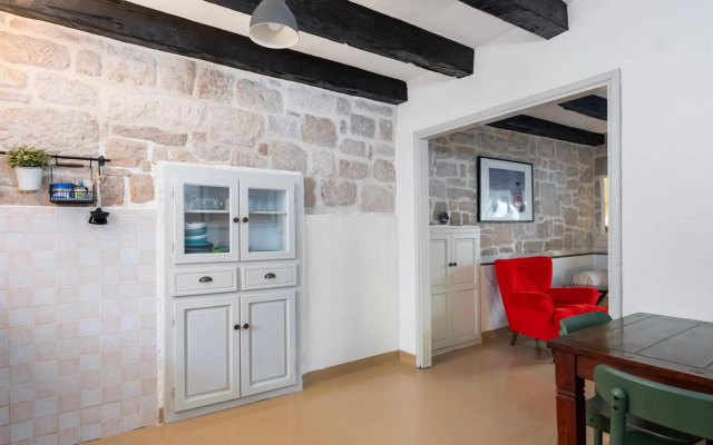 Hanna Cozy Old Stone House