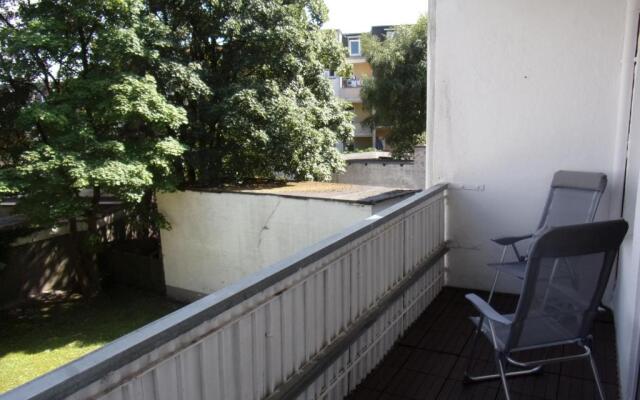Zentrale 3 Zimmer Altbauwohnung mit Balkon