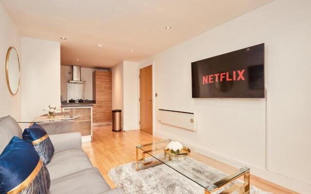 Deluxe City Apt, River Canal View& Free Parking!