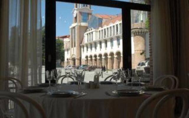Hotel Pirosmani