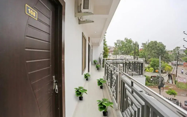 Oyo Townhouse 1082 Holidayy Inn