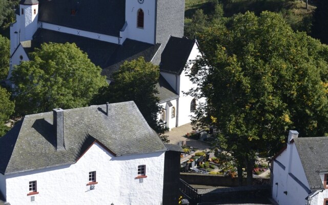 Serene Chalet in Honningen Eifel with garden in the lap of nature