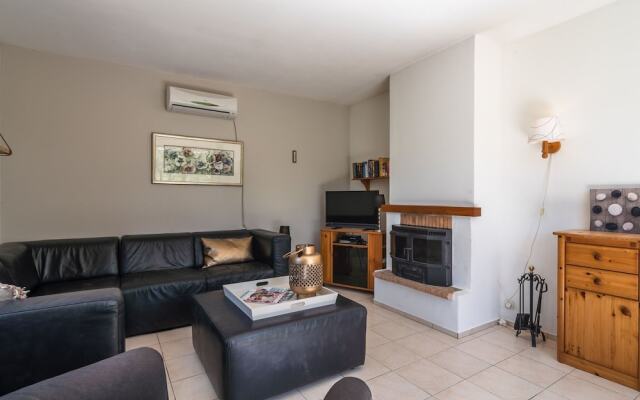 Huge Villa in Montbrun-des-corbières With Swimming Pool