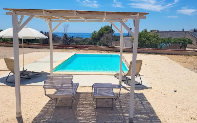 Villa Pescoluse With Pool and Sea View