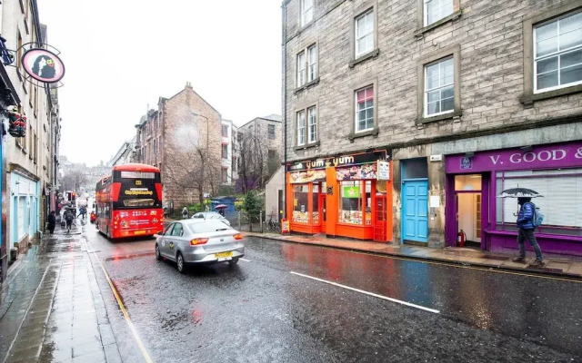 Old Town Edinburgh Apartment: Heart of the Action