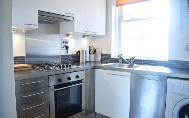 2 Bedroom Flat Near Tower Hill