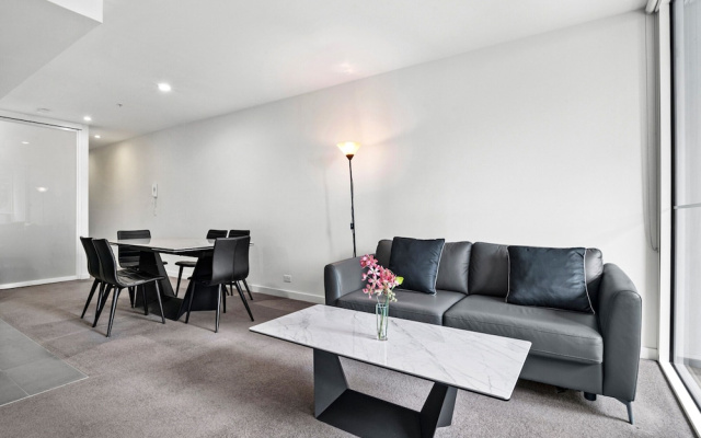 Modern 1 Bed Apartment With City Views