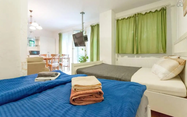 Relaxing Terrace Apartment in Lively Area