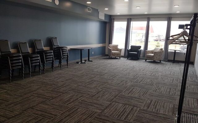 Roadhouse 52 Inn & Suites