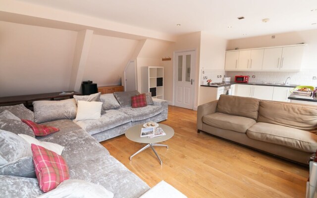 Luxury 3BR Penthouse Suite with Rooftop Terrace