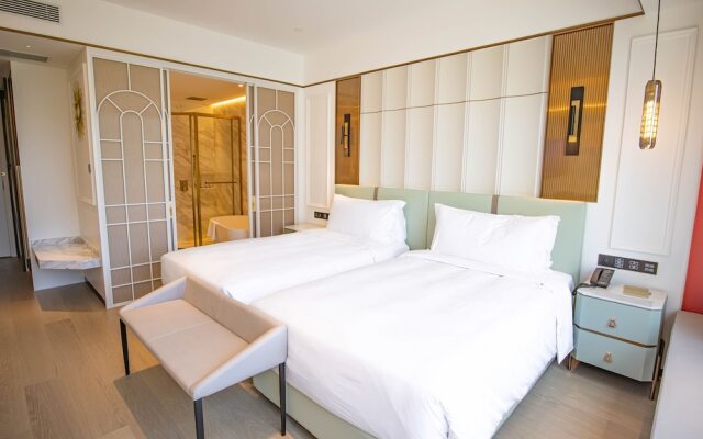 YOHO Resorts World Hotel