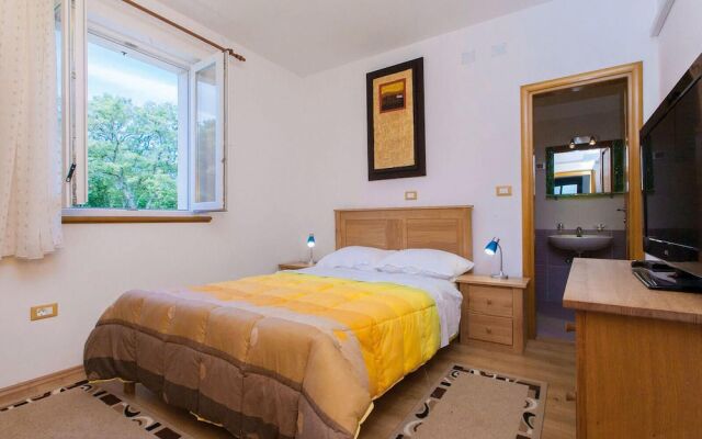 Stunning Home in Valbandon With Wifi and 6 Bedrooms