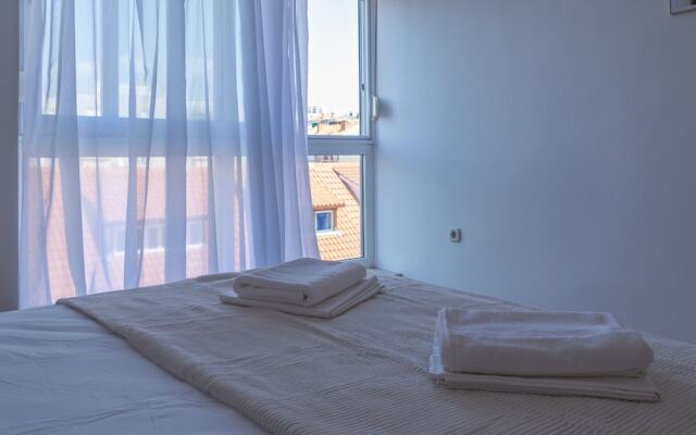 Spacious apt few min Walk to old Town and Beach