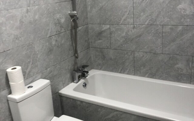 Stunning 1-bed Apartment With En-suite in Strood