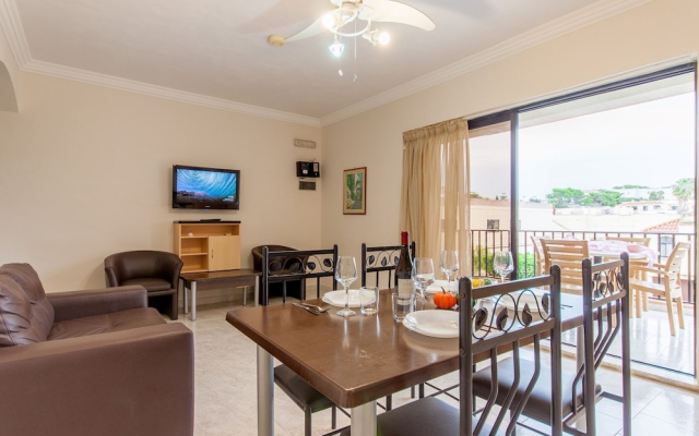 Pool and Sea, charming Merill Apart 2