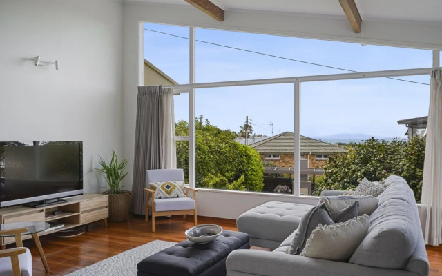 Dazzling Mairangi Bay Retreat Sea Views