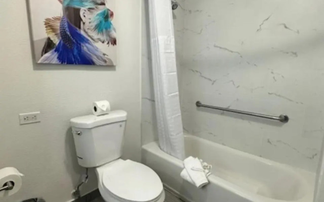 La Quinta Inn & Suites by Wyndham Houston Bush IAH South