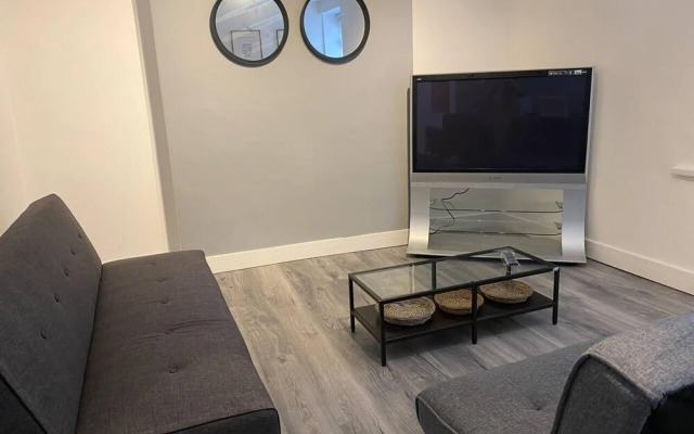 2 Bed Flat - Sleeps 6 - Parking - Wifi