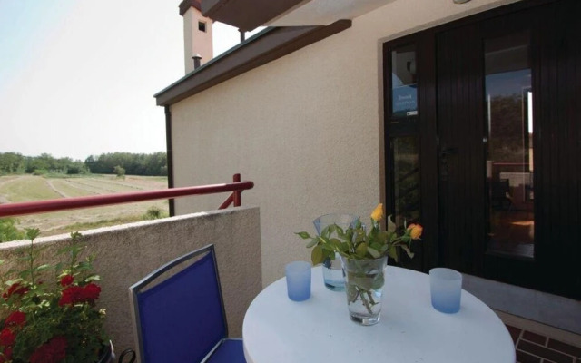 Bruno - Spacious Yard - A1