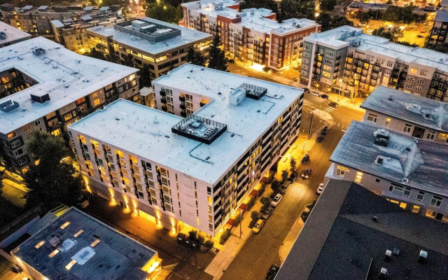 Posh Lofty Pad in Central Redmond