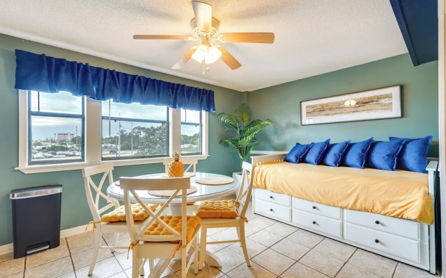 Charming Panama City Studio w/ Community Pool!