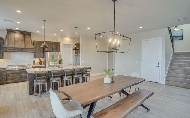 Spacious Utah Escape w/ Balcony & Mountain Views!