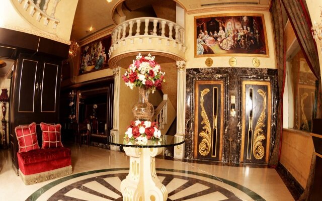 Queen's Suite Hotel
