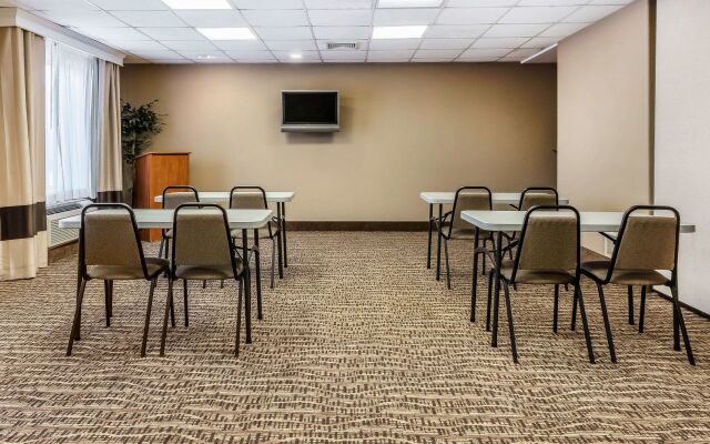 Comfort Inn & Suites Airport - American Way