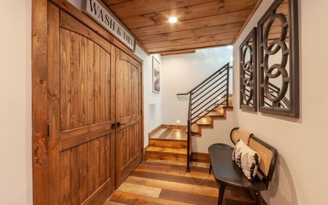 Night Owl 3 Bedroom Cabin by RedAwning