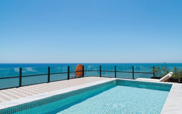 LIV Mackenzie Beach Suites
