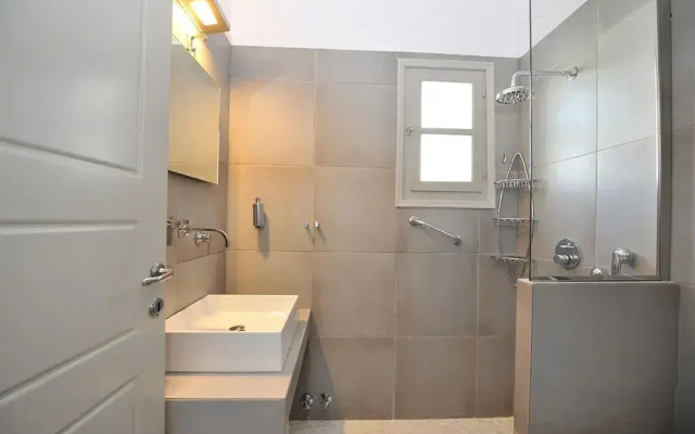 Aris Apartments