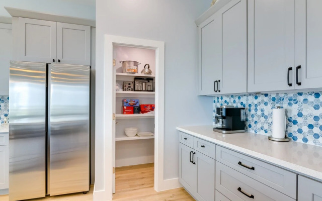 Steps to Beach: Vibrant House in Galveston!