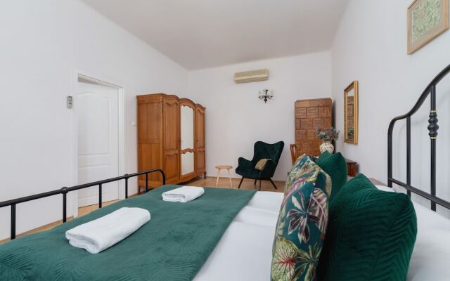 Retro Apartment Cracow Center by Renters