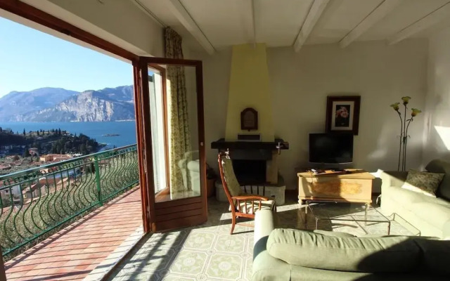 Villa with pool and beautiful lake view